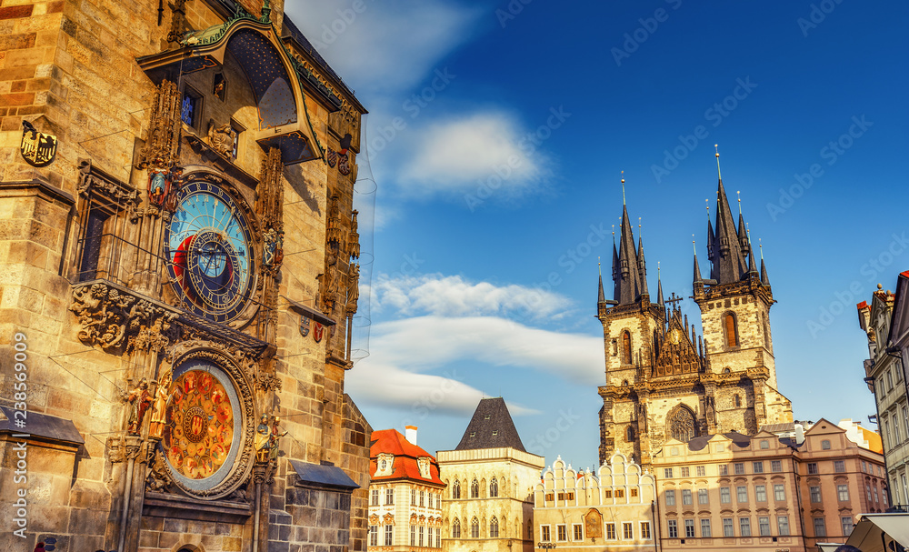 Fototapeta premium Malowniczy widok na kościół Tyn i wieżę starego ratusza w Pradze, Republika Czeska. Piękne tło podróży.