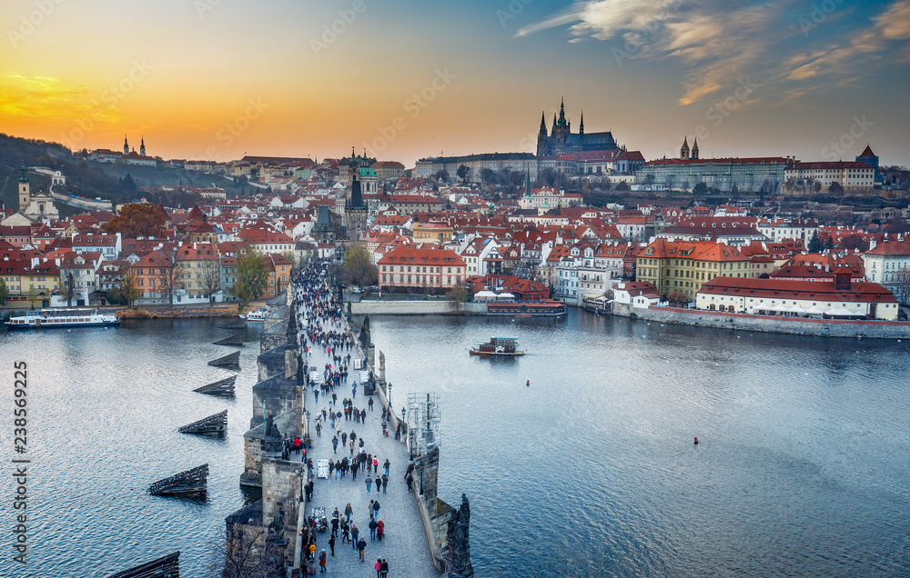 Naklejka premium Malowniczy widok z lotu ptaka na Most Karola i Zamek na Hradczanach w Pradze, Republika Czeska, o zachodzie słońca. Tło podróży.