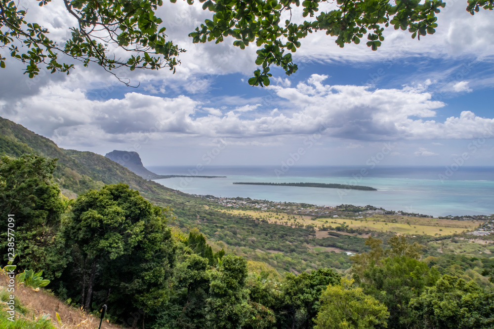 Blick von Berg auf das Meer vor Mauritius