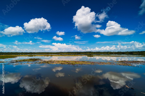 See mit Wolkenspiegelung