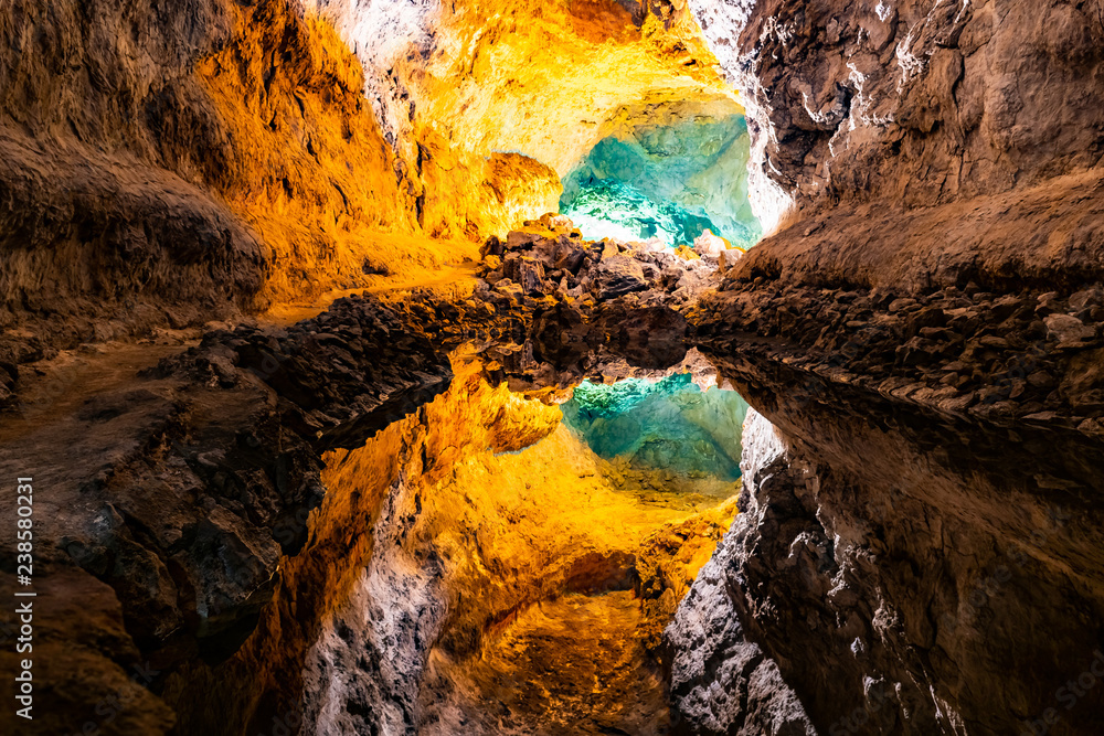 Φωτογραφία Water optical illusion reflection in Cueva de los Verdes, an amazing lava tube and tourist attraction on Lanzarote island, Spain