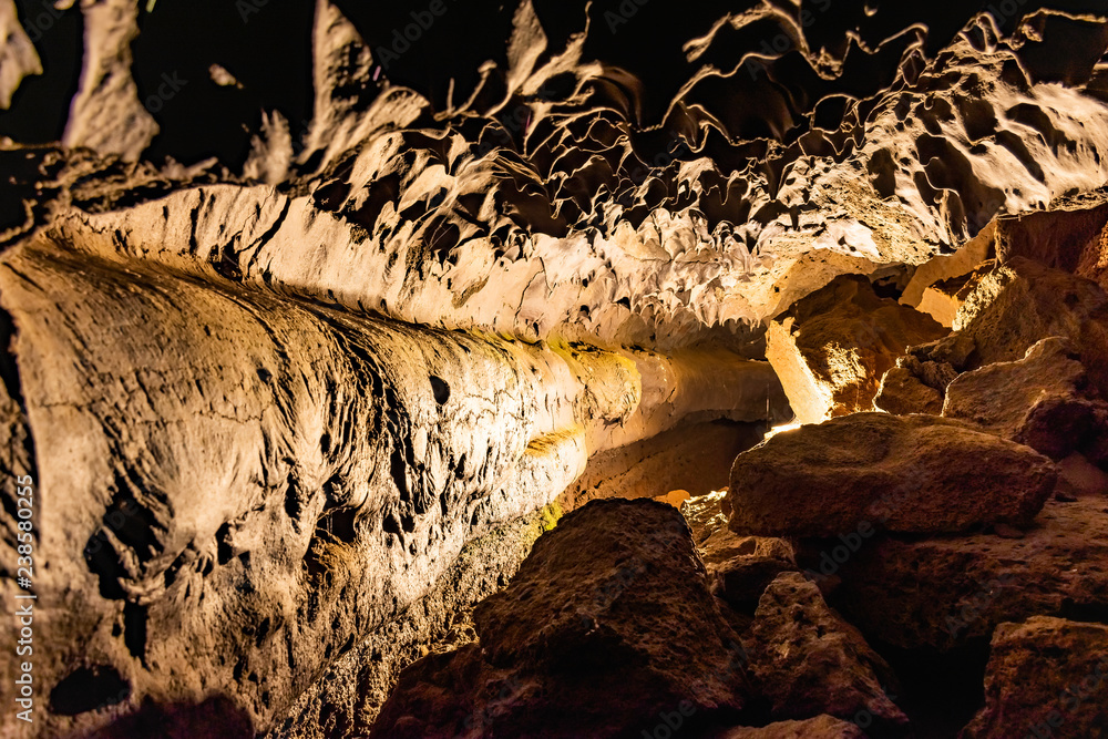 Φωτογραφία Water optical illusion reflection in Cueva de los Verdes, an amazing lava tube and tourist attraction on Lanzarote island, Spain