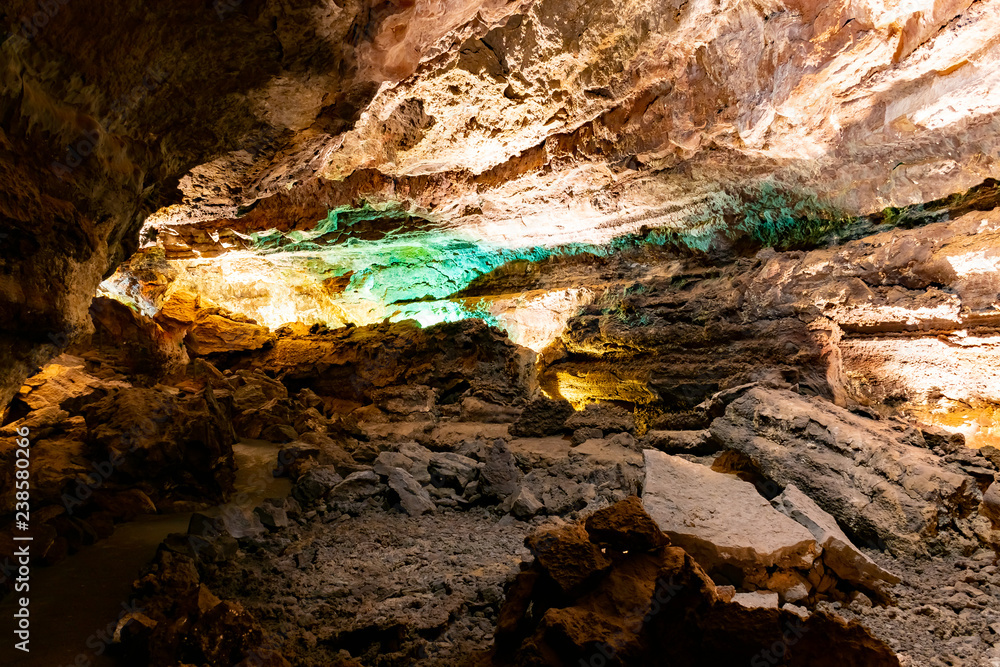 Φωτογραφία Water optical illusion reflection in Cueva de los Verdes, an amazing lava tube and tourist attraction on Lanzarote island, Spain