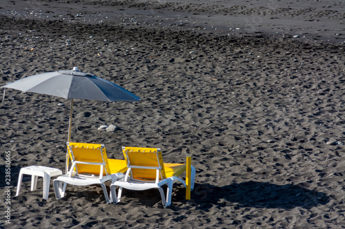 gelber Liegestuhl am Strand von La Palma