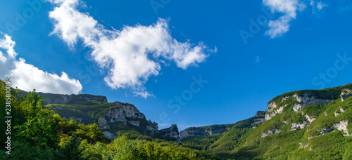 Panoramica dal sentiero 201 da val d'abisso al monte Nerone