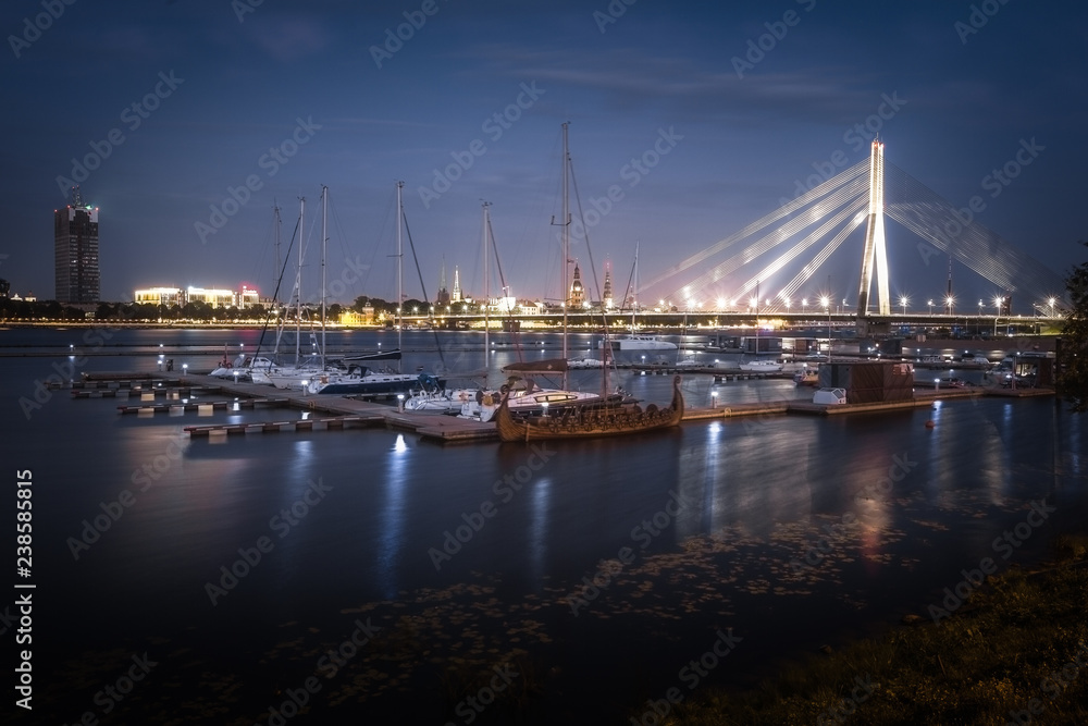 Vanšu-Brücke in Riga zur Blauen Stunde.jpg
