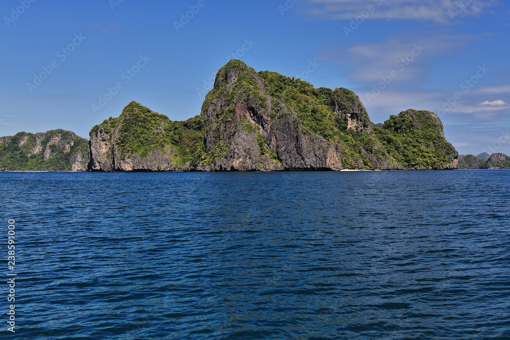 Sailing Bacuit bay E.of -l.to r.- Inatula-Entalula-Miniloc islands. El Nido-Palawan-Philippines-0844