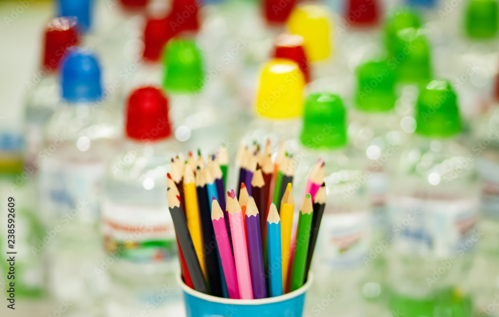 Obraz premium Glass with colored pencils.