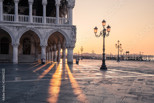 Fototapeta Naklejka Na Ścianę i Meble -  Doge's palace at sunrise in Venice Italy