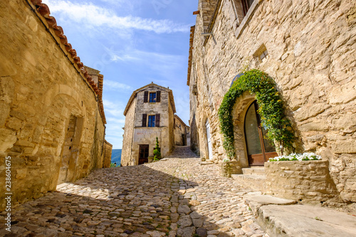 Rue pavé avec des anciennes maisons en pierre en Provence. Village de Lacoste, France. photo