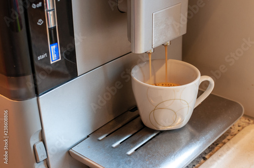 frischer Kaffee in Maschine