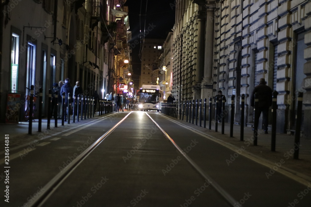 Fotografia urbana - la strada della città illuminata dalle luci delle auto