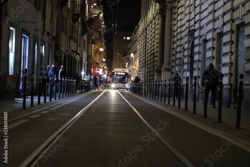 Fotografia urbana - la strada della città illuminata dalle luci delle auto