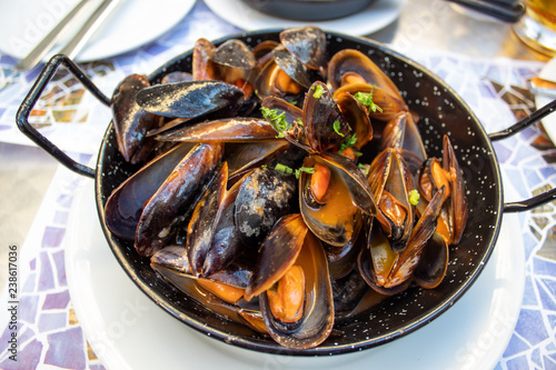 Mussels in tomato sauce served in frying pan