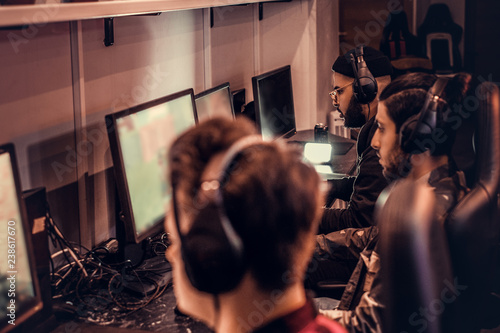 Fotografia Team of teenage gamers plays in a multiplayer video game on pc in a gaming club