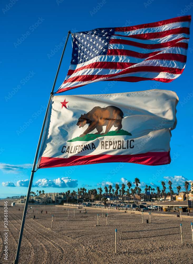 Obraz premium Flaga stanu USA i Kalifornia powiewająca na plaży Huntington, efekt żywych kolorów