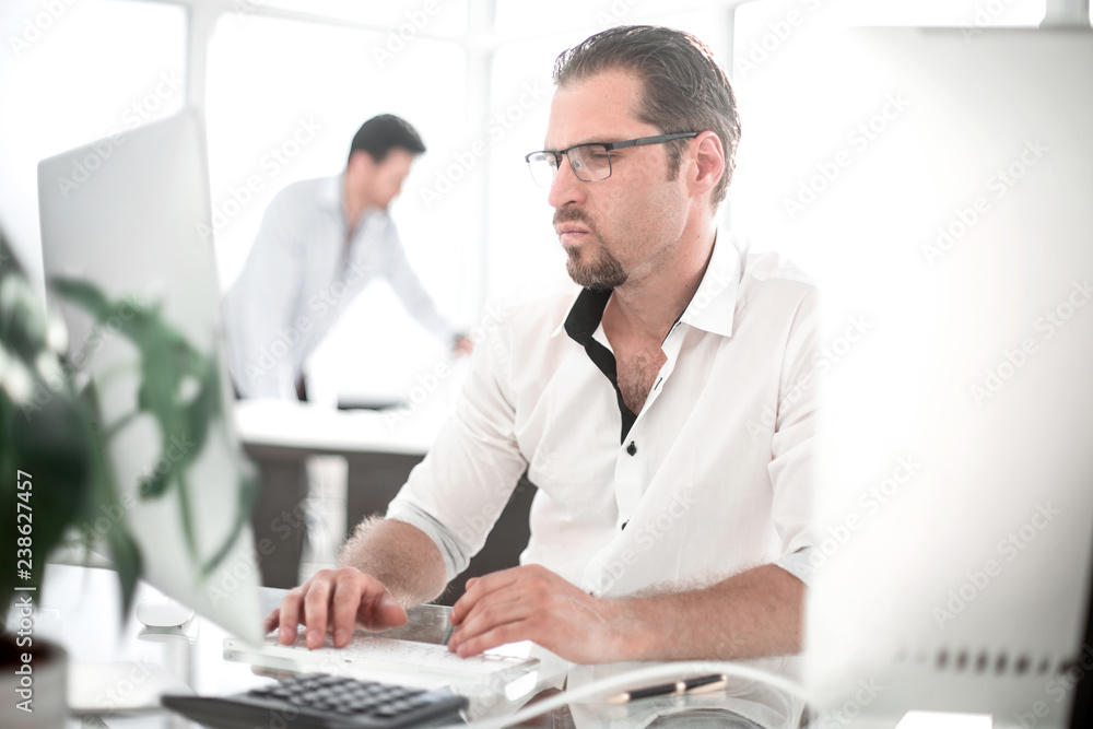Obraz premium business man working on a personal computer.