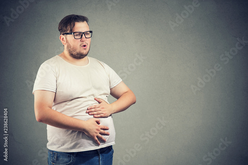Foto Fat man suffering from indigestion