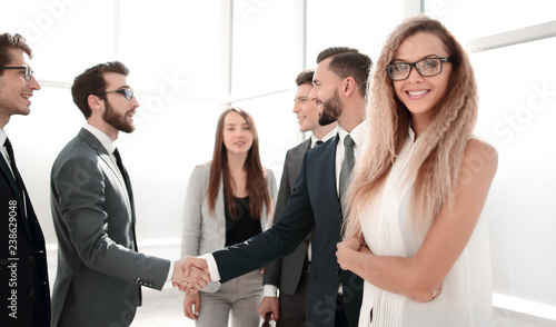 Tableau sur toile business partners shaking hands when meeting in the office