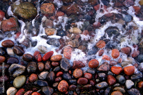 Steine und Kies am Strand und am Sand an der Ostsee