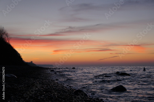 Sonnenuntergang am Strand mit Wellen und Sand an der Ostsee nahe Warnem  nde im Urlaub