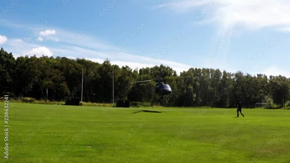 Hubschrauber landet auf Wiese auf Insel Styrsö, Göteborg, Schweden Hubschrauber landet auf Wiese auf Insel Styrsö, Göteborg, Schweden