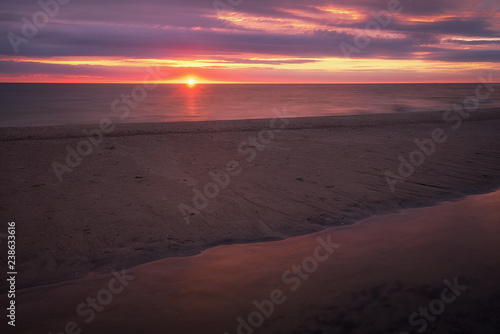 Stimmungsvoller oranger Sonnenaufgang am Strand von Zinnowitz