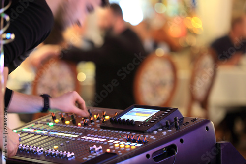 DJ miksujący muzykę na konsoli, mikserze.