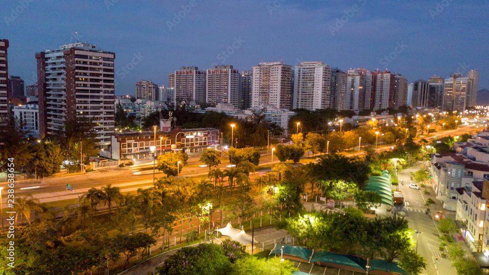 Obraz premium Aerial view of the city buildings at night, with the lights of the streets accessed