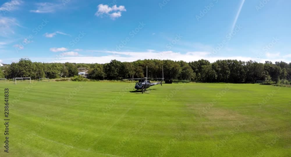 Hubschrauber startet von Wiese auf Insel Styrsö, Göteborg, Schweden