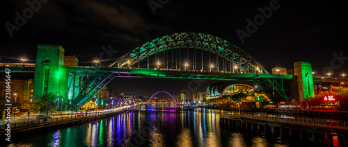 Tableau sur toile Newcastle Upon Tyne at night Quayside Tyne Bridge