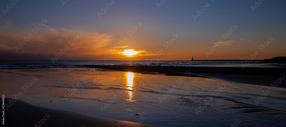 Naklejka premium Seaburn beach Winter sunrise sunderland uk