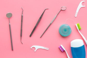Fotobehang Tandarts Dagelijkse mondhygiëne op roze achtergrond  © 9dreamstudio