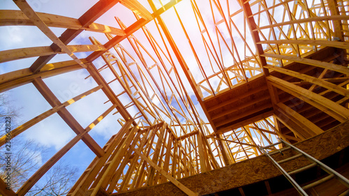 Fotografía New construction framing house with frame