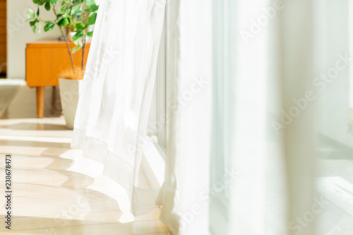 風に揺れるカーテン