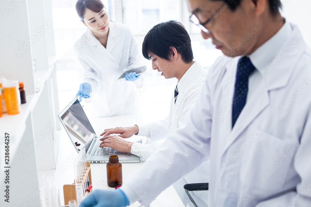 研究室で実験の記録をとる研究員 研究室で実験の記録をとる研究員