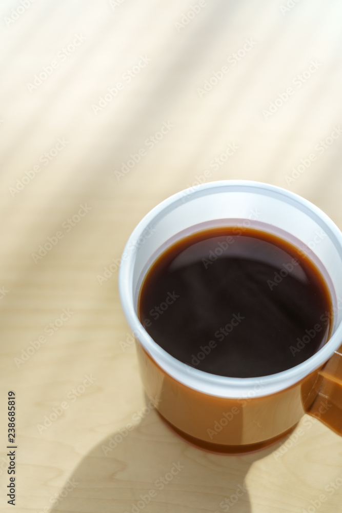 オフィスのデスクでホットコーヒー オフィスのデスクでホットコーヒー