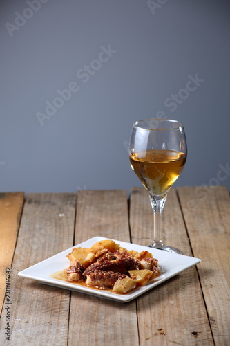 bodegón de comida y bebida