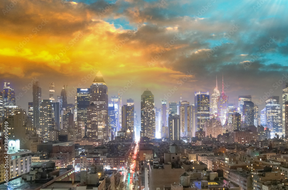 Fototapeta premium Midtown Manhattan aerial view at night as seen from Hell's Kitchen rooftop
