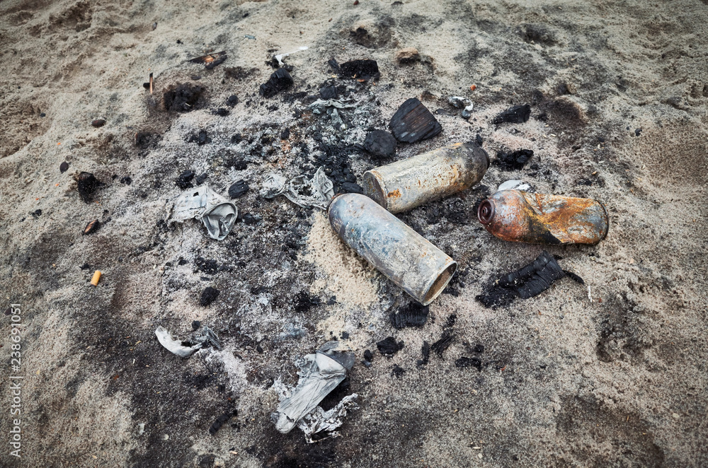 Obraz premium Burnt cans on sand.