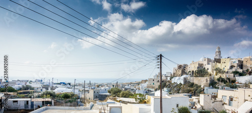 Fotografi Residential district and power lines of Santorini; Greece