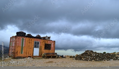 cabane de chantier dans un vieux container sur le bord d'une route dans un no mans land © Stphanie