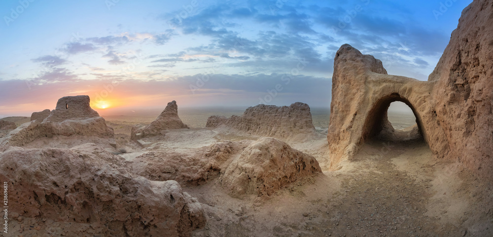 Naklejka premium Panoramiczny widok zaniechane ruiny antyczny Khorezm forteczny Ayaz Kala w Kyzylkum pustyni, Uzbekistan
