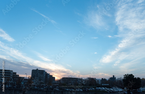 街に沈む夕日