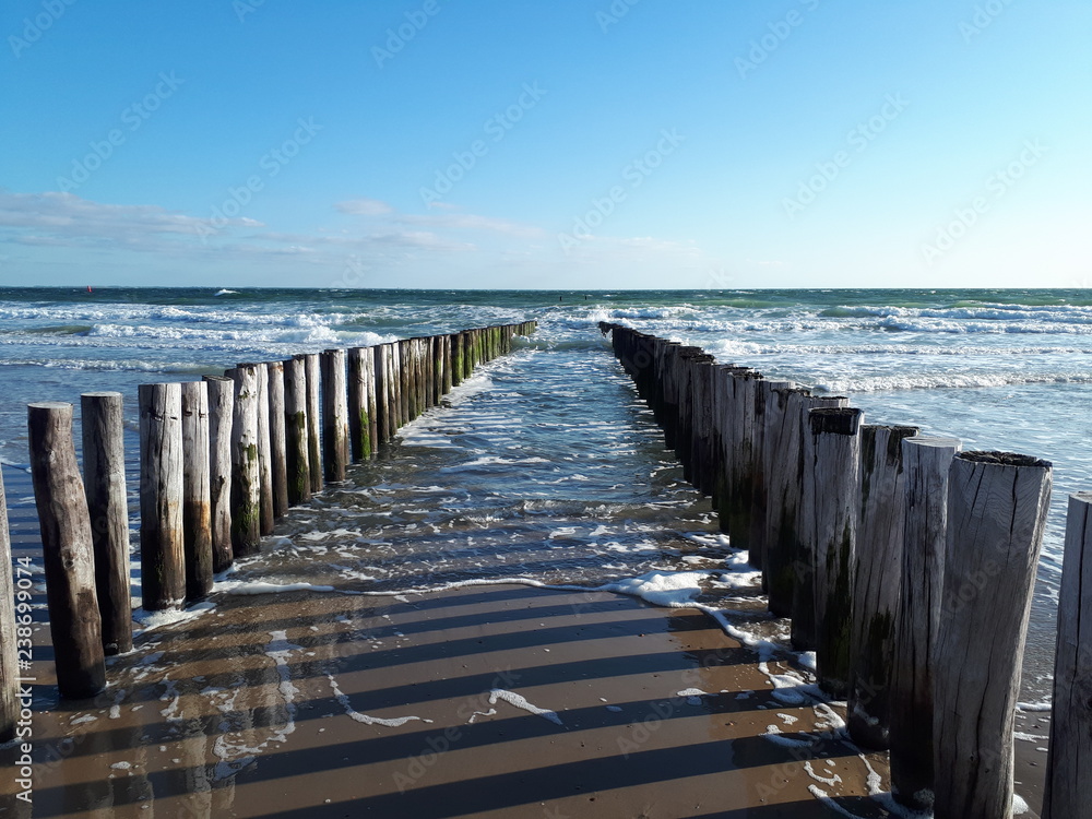 Obraz premium Blick durch Buhnen aus Meer
