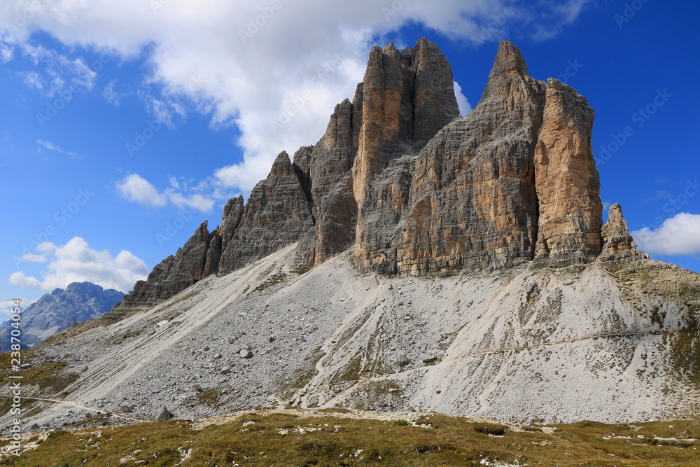 Paesaggio alpino con picchi erosi in forme pittoresche - Tre Cime di Lavaredo - Parco naturale delle Dolomiti di Sesto - Italia