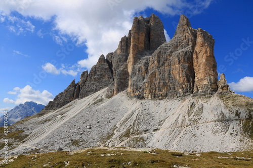Paesaggio alpino con picchi erosi in forme pittoresche - Tre Cime di Lavaredo - Parco naturale delle Dolomiti di Sesto - Italia