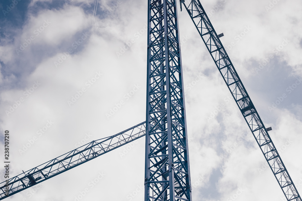 Fondo industrial con grúa de construcción sobre cielo nublado azul Fondo industrial con grúa de construcción sobre cielo nublado azul