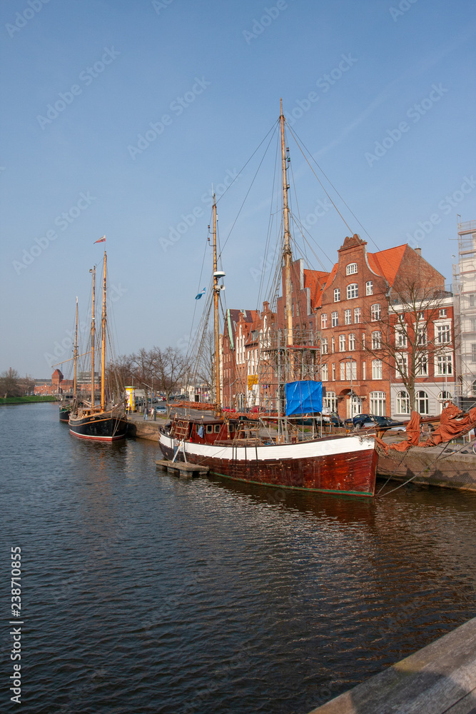 Segelschiffe auf der Trave in Lübeck