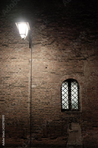 Un lampione ed una finestra per un fondale horror, Montagnana, Padova - Dicembre 2018